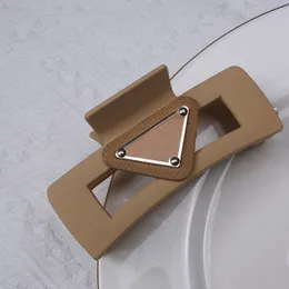 Designer Mode Clips Klauen Barrettes Marke Inverted Dreieck Buchstabe Clip -Stecker für Frauen Haarzubehör Hochqualität