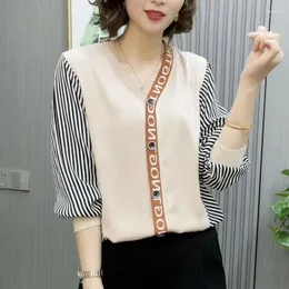 Kvinnors blusar Spring Autumn Striped Patchwork Blus Korean bokstavsknapp Kvinnlig skruvtråd Kontraster Färger Casual V-Neck Loose Shirt