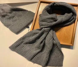 Beanie Fox Fur Pom Pom Hat and Scarf Set in Grey Women 남성 스키 볼 캡 야외 착용 패션 액세서리 8099193