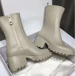 2024 Luxurys Tasarımcıları Kadın Yağmur Botları İngiltere Tarzı Su Geçirmez Su geçirmez Su Yağmurları Ayakkabı Fermuar Vintage Square Head Ayakkabıları Moda Diz Yüksek Martin Boot 343