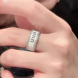 Designer feminino anel alfabeto anéis para mulheres luxo diamante-incrustado dedo indicador anel personalidade moda casal anel presente de natal