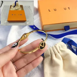 Simple Young Designer Letter Bangle New Luxury Style Gift Bangle Designer Boutique Jewelry With Box Stainless Steel Gold Plated Bangle Wholesale