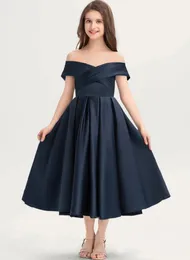 Dziewczyna ubiera się od linii z ramion herbaty satynową młodszą sukienkę druhną wieczór eleganckie sukienki bankietowe