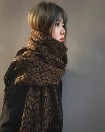 Nur ein modischer Wollschal mit Leopardenmuster für Damen im Winter, verdickter warmer Schal mit doppeltem Verwendungszweck, Kaschmir-Lätzchen für den Herbst 6158329