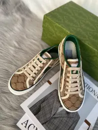 التنس 1977 حذاء قماش غير رسمي ، حذاء حذاء مصممون للنساء الحذاء النسائي إيطاليا باللون الأخضر والأحمر الشريط المتشرد المطاط الممتد على مدار القطن.