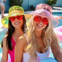 نساء الصيف Trilby Wide Edge Soft واضحة PVC قبعة PVC شفافة فيدورا الشاطئ شمس دلو القبعة البلاستيكية قبعة المطر L2208052056