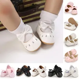 First Walkers Fashion Born Bord Baby Baptism Walking Shoes Elegant Leather Princess Shoes Most Soft Rubber Sloys Sloys Non Slip Walking Shoes 231211