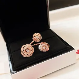 CH Ring Camellia En Kalite Lüks Elmas 18k Altın Kadın Klasik Stil Marka Tasarım Resmi Reprodüksiyonlar Band278Z