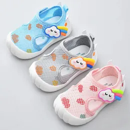 Pierwsze spacerowiki Śliczne sandały dla niemowląt Dziewczęce buty do chodzenia Summer 0-2Year Old Baby But Mesh Sofe Sole Breathable Boe But Zapatos Bebe 231211