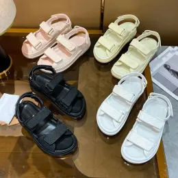 Nuovi sandali firmati di colore con catena di sandali con fibbia oro pantofole da donna di alta qualità 100% pelle di vitello pantofole da spiaggia scarpe da donna scarpe casual da vacanza