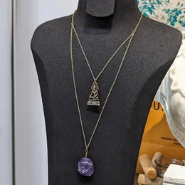 Collane con ciondolo Collana di sicurezza con statua di Buddha in pietra naturale vintage europea e americana viola media lunga a doppio strato con catena per maglione