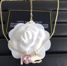 Дизайнерское модное ожерелье с подвеской для женщин, цепочка с розовым сердцем, позолоченная подвеска с буквой из медного сплава