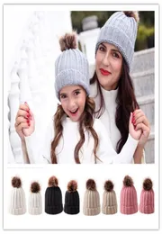 Anne kızı eşleştiren şapkalar 2pcs Eşleşen Beanies Parentchild Kış Sıcak Tığ Örgütlü Beanie Caps Pom Pom Balls Hat5670709