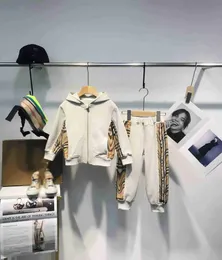 베이비 의류 디자이너 옷 아이 재킷 세트 크기 100-150 cm 2pcs 후드 지퍼가 달린 재킷 및 체크 무늬 패널 디자인 팬츠