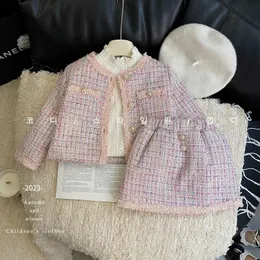 의류 세트 겨울 여자 세트 가을 패션 두꺼운 재킷 탑 스커트 따뜻한 아이들은 한국 어린이 옷 2pcs 2 7y 231211