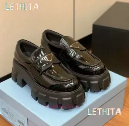 Scarpe eleganti con plateau di design di lusso mocassini da donna casual monolite triangolo nero in pelle liscia Aumenta le scarpe décolleté con suola grossa sociale opaca 211