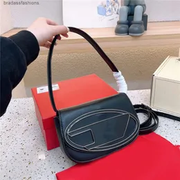 designväska kvällspåsar mode klaff jingle kvinnor axelväskor mjuka damer underarm crossbody sadel väska handväska mångsidiga tillfällen bärbar bokstav på tygväska