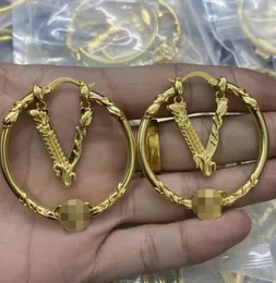 Hiphop designade hoop överdrivna stora runda V -bokstäver Banshee Portrait Virtus Stud 18K Gold Plated Grekland slingrande kvinnor smycken julklapp mer1 -147569127