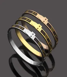 Europa America Fashion Style Lady Donna Acciaio al titanio con iniziali V incise incollando il braccialetto stretto in pelle 3 colori5391056