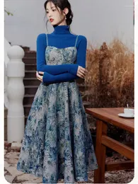 Abiti da lavoro Autunno Inverno Donna Set da 2 pezzi Maglione retrò blu a collo alto Ricamo francese Set di abiti vintage Abito alla moda di qualità