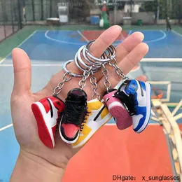 Creative 3D Mini Basketball Shoes Stereoskopisk modell Keychains Sneakers Entusiast Souvenirs Keyring Car Ryggsäck Present APS77