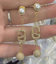 Brincos designer para mulheres forma de luxo latão ouro V carta jóias de latão suporte clássico varejo e atacado premium26166
