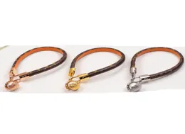 2021 Luxury Armband smycken Kvinnor Läderdesigner Braceltes med guldmärkeslogotyp på den highend eleganta fyra bladblommor patter7423107