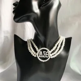 Chokers Handgemachte griechische Sorority Benutzerdefinierte dreischichtige weiße Perle AEO-Buchstaben-Halsketten-Ohrring-Set Schmuck für Frauen189p