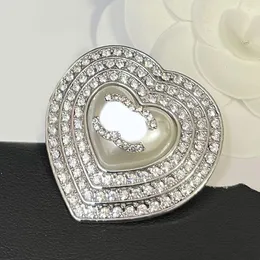 Coração pérola broches pinos designer para mulheres marca carta banhado a prata aço inoxidável inlay cristal jóias broche pino casar festa de casamento pano presente de natal