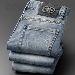 Herren-Jeans, Designer-Jeans, helle Distressed-Jeans für Männer mit schmaler Passform und kleinen Füßen, vielseitige Hosen mit trendigen Stickereien, modische, hübsche Hosen im Slim-Fit-Stil