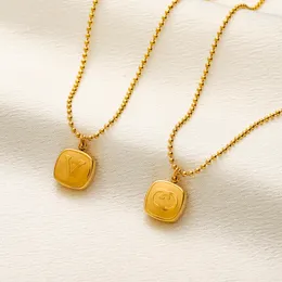 Varumärkesbrev hänge halsband pärlor kedja design för kvinnor 18k guld rostfritt stål c halsband söt design gåva kärlek par familj smycken halsband mod