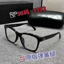 Gli stessi occhiali da sole del designer Quan Zhilong xiaoxiangjia ch3392 con montatura quadrata e lenti semplici anti luce blu possono essere abbinati alle donne miopi U3JM
