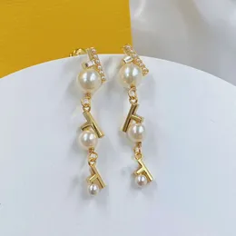 Delicati orecchini di perle designer per donne intarsiate orecchini lunghi diamanti in cristallo che penzolano orecchini per sposa lettini gioielli designer da donna per feste quotidianamente