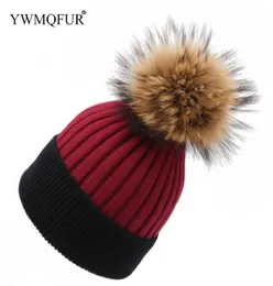 Gorros de invierno para mujer, gorro tejido para niña con bola de piel de mapache, novedad, gorros de retales para mujer, gorros, recién llegado 2018 YWMQFUR8660346