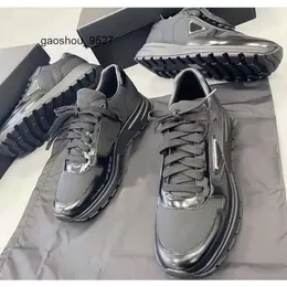 Sports Praddas Pada Prd Runner Populars Casualstylish Prax Outdoor 1 Sneakers أحذية Renylon Man Man من جلد الرجال متماسكة النسيج عداء الشبكة