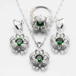 Küpe kolye satan üç boyutlu gümüş renkli yeşil yaratılmış zümrüt çiçek mücevher setleri