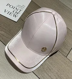 Koreansk version av den nya designern Satin Shade Baseball Leisure M Logo Hat Female Golf Hip Hop Hat Högkvalitativ Mercerized Fashion4467685