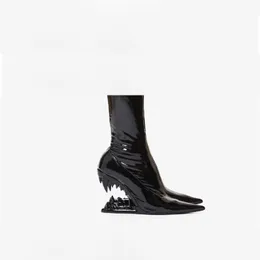 Lady Leather Patent Martin Martin chunky على شكل خاص 2024 Boots أسنان عالية الكعب نساء نصف الجوارب الكاحل بنهب أصابع القدم المدببة بأصابع القدم تمتد أحذية الزفاف Siz 914