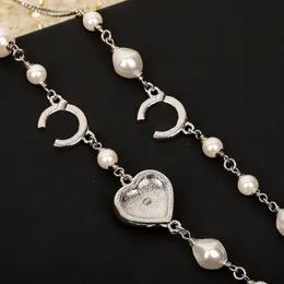 Collana classica in ottone di lusso di design Collana francese di marca doppia lettera cuore di pesca intarsiato con strass perla Collana di fascino da donna in rame di alta qualità Consegna regalo alla madre