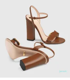 2021 بيع Luxurys Designers Sandals Women Women New Fashion High Highty Heels Black Soft Leater Sundy Girls Big Siz9095305