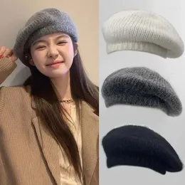 Berets 2023 Japanische weiche Mohair gestrickte Baskenmütze Damen Herbst- und Wintermode Elegante Wolle Flauschiger französischer Maler