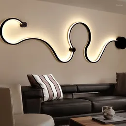 Lampada da parete Semplice striscia curva nordica creativa luce di lusso LED camera da letto decorazione comodino soggiorno corridoio