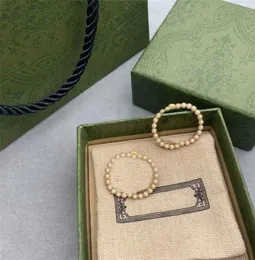 Orecchini di perle intrecciate con doppia lettera Fascino delicato Perle di alfabeto Borchie Eardrop con francobolli Confezione regalo per le donne Festa Date2447337
