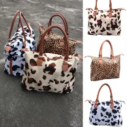 Leopardtryck modedesigners Duffel väskor kvinnliga resväskor borstiga handväskor stora kapacitetshållare.
