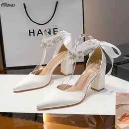 Modern White Satin Caseding Sapatos de noiva com pérolas de cristal tiras de moda pontuada feminina bombas bloqueio de calcanhar alto