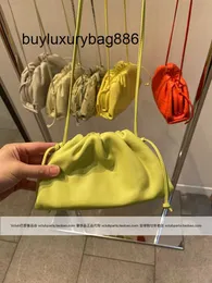 Borsa a mano da donna Botteg Venets 22 Borsa a mano Mini Cloud in morbida pelle di vacchetta glutinosa color giallo latte di inizio primavera