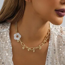 Collane con ciondolo Collana personalizzata con fiori in resina retrò per le donne Vendita all'ingrosso diretto di gioielli con catena clavicola da donna alla moda e alla moda