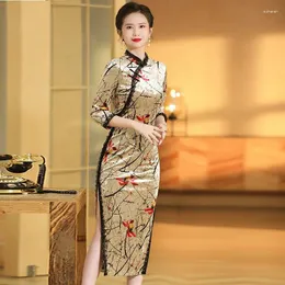 Ropa étnica Cheongsam Terciopelo Estampado Lotus Largo Qipao Stand Collar Slim Vestido tradicional Estilo chino Mujer