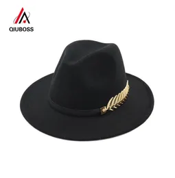 Qiuboss trend düz renkli erkekler kadınlar yün hissedilen panama şapka fedora kapakları deri bant metal yaprakları desen siyah caz trilby t200118417703