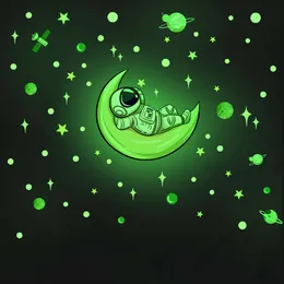 Светящий астронавт на лунной планете звезды. Наклейки с космическими стенами зеленый свет светятся в темных наклейках